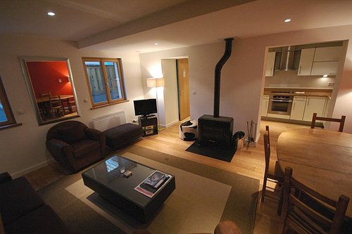 Open plan living area with log burner|Salon ouvert avec poêle