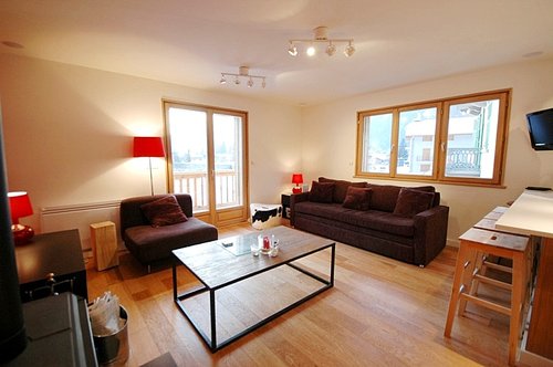 Open plan living area with log burner & sofabed (double)| Salon avec poêle et canapé-lit double