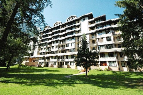 Situated to the rear overlooking the gardens