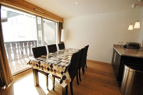Comfortable dining for 6