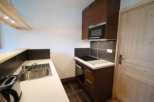 Full-size oven, hob & microwave
