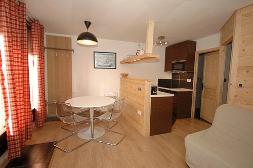 Open plan living area with dining for 4