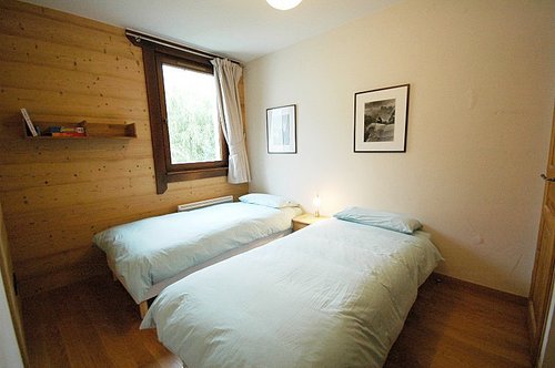 Twin bedroom with ensuite shower room