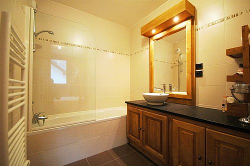 Triple bedroom's ensuite (separate WC)