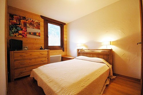 Double bedroom with ensuite shower room