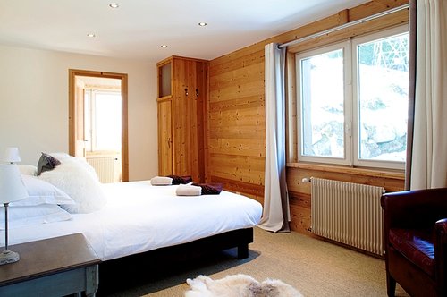 Bedroom with ensuite bathroom (first floor)