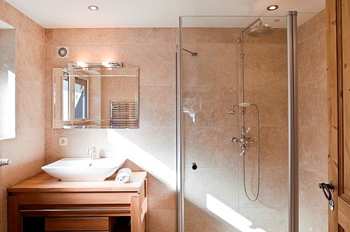Ground floor bedroom's ensuite shower room