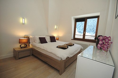 Main bedroom (king size double bed)