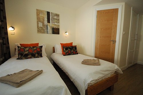 Ground floor flexible ensuite bedroom (twin or double)