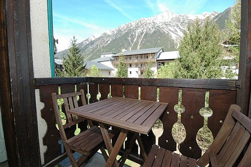 Balcony with outside table & chairs
