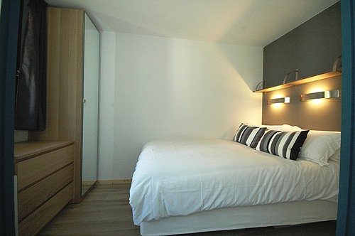 Bedroom with chest of drawers & wardrobe