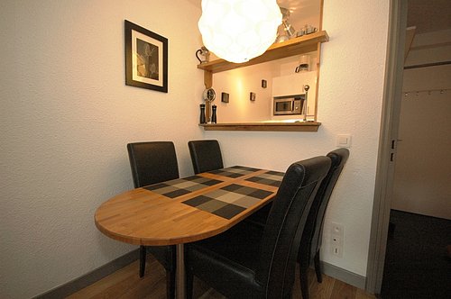 Comfortable dining for 4