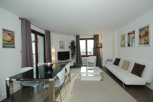 Living area with sofabed