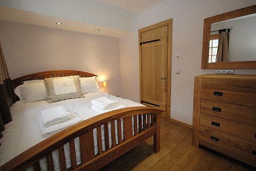 Double bed in bedroom 4