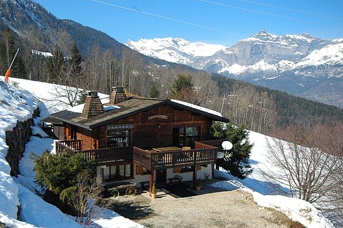 Pres des Cimes with the piste behind