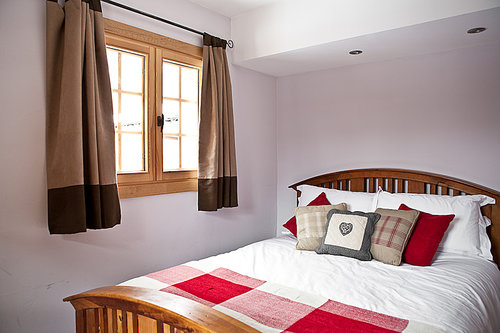 Double bed in bedroom 4