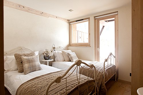 First flexible room with door opening onto the deck