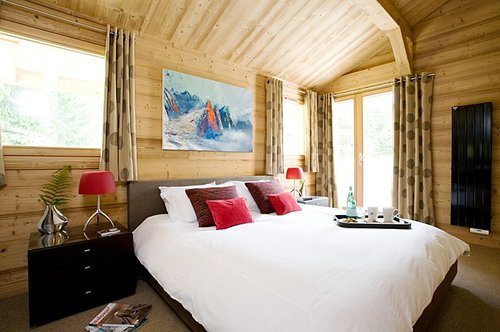 Double bedroom with ensuite bathroom (lower floor)