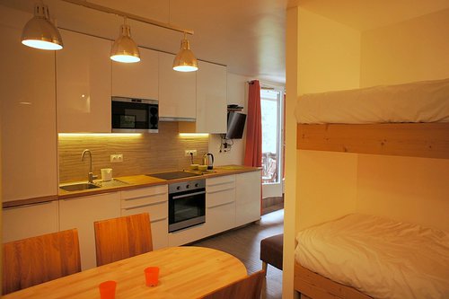 Fully equipped modern kitchen and dining table for 4