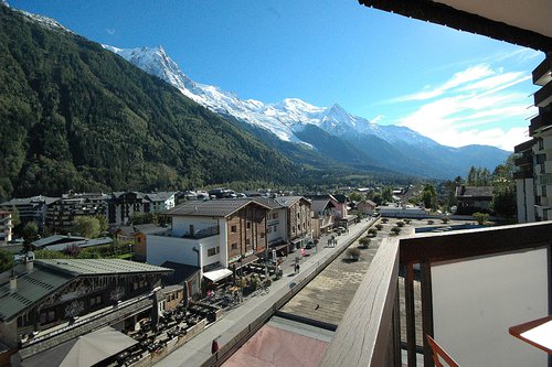 Close to facilities and the Brévent ski area