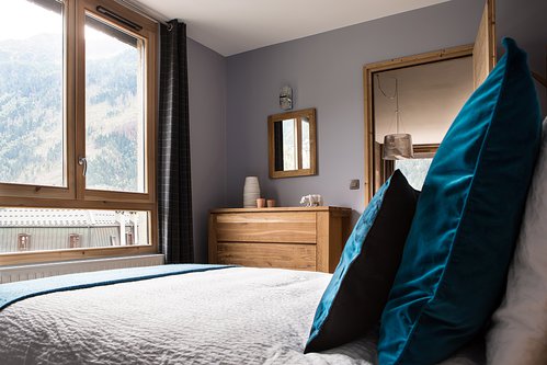 Double bedroom with mountain view