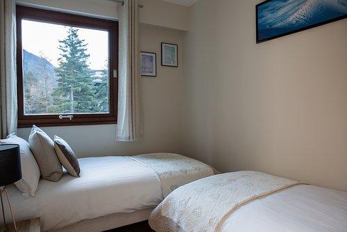 2nd bedroom with 2 single beds