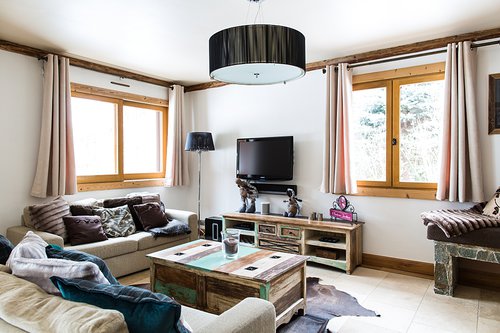 Comfortable sofas & flatscreen TV