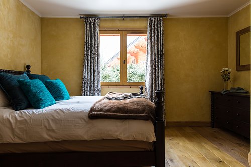 Double bedroom with ensuite shower room on ground floor