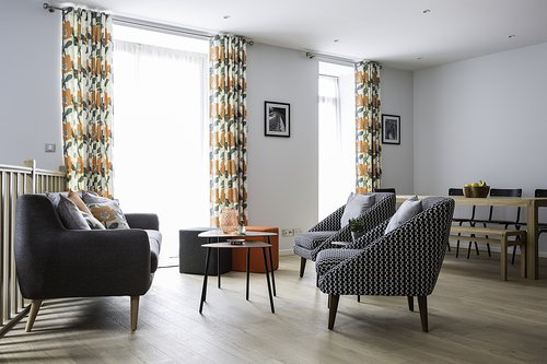 The open plan living area in the apartment | Le salon dans l'appartement