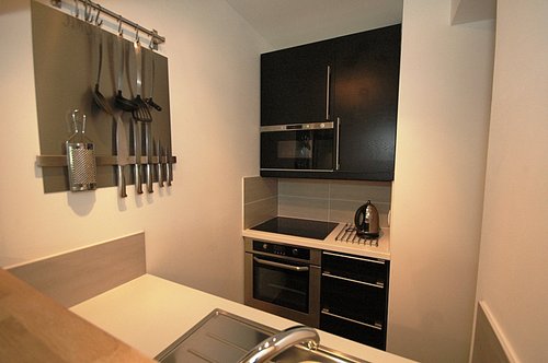 Kitchen with full sized oven, 4 ring hob & microwave