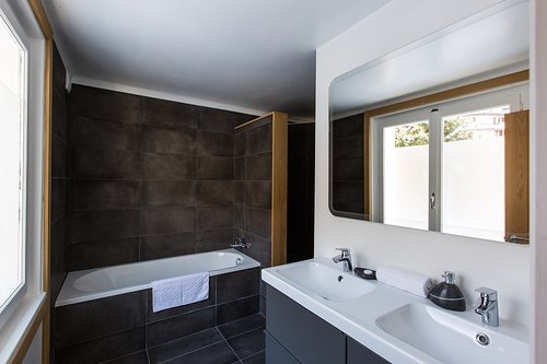 Master ensuite with bath & separate shower