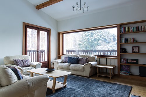 1st floor lounge with balcony & mountain views
