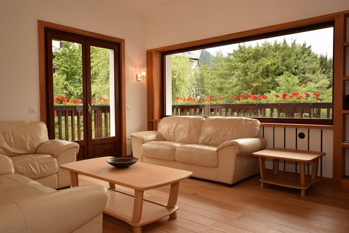 1st floor lounge with balcony and mountain views
