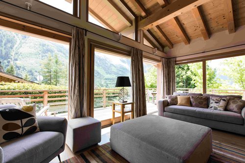 The light and spacious living area in Chalet Corbette