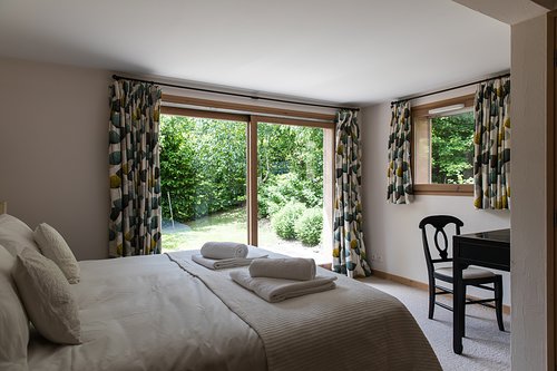 Flexible twin double room with en-suite bathroom & garden access