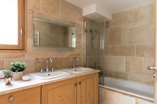 The en-suite bathroom of bedroom 1