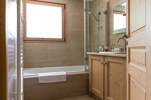 The separate bathroom in the chalet