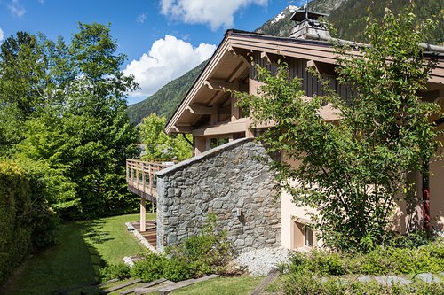 The garden, terrace and balcony at Chalet Corbette