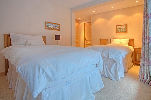 Bedroom 2, twin with ensuite bathroom