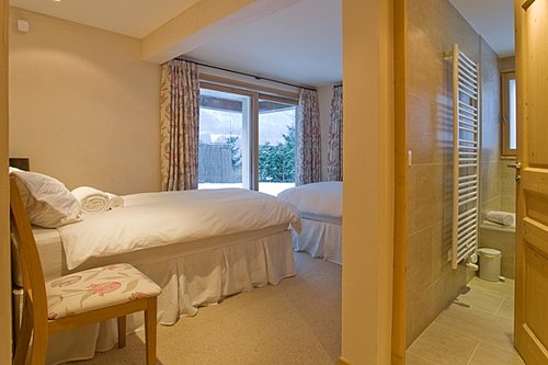 Twin bedroom's doors to garden & ensuite