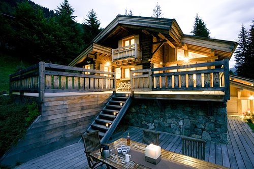 Chalet l'Outa exterior with hot tub on the upper deck
