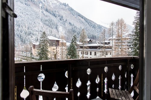 Balcony with 2 chairs & table