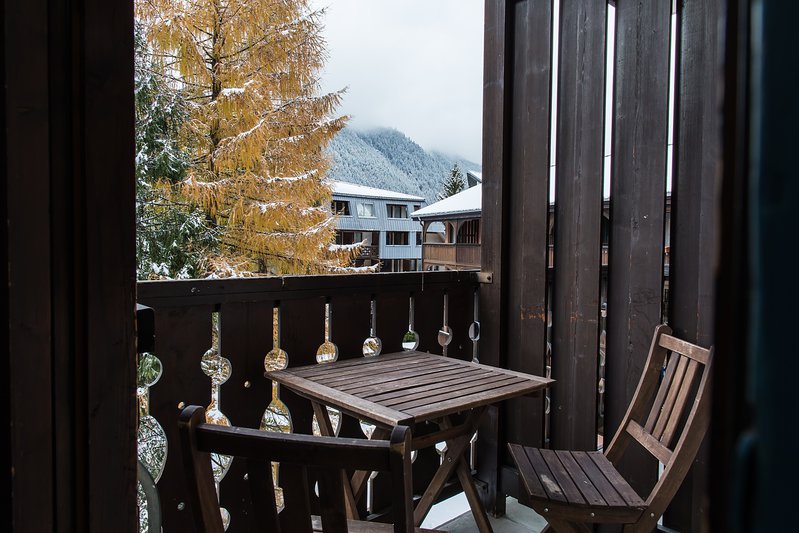 Balcony with outside table & chairs