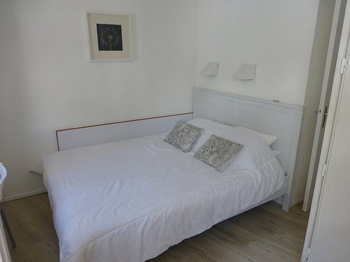 Double bedroom (can be closed off from living area)