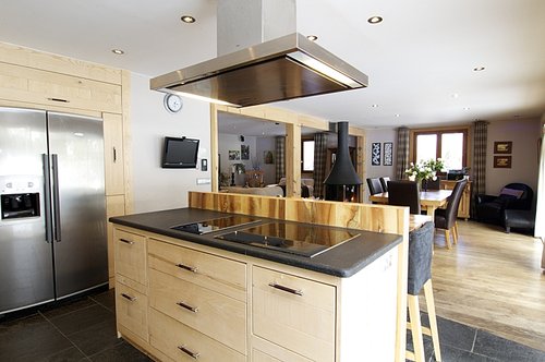 Kitchen/breakfast bar looking onto dining area