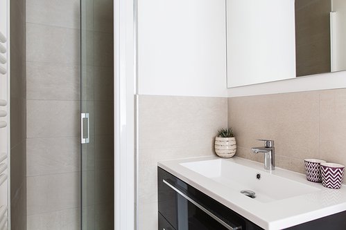 Master en-suite shower room
