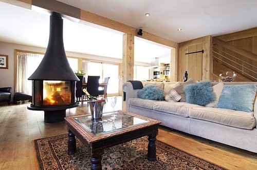 Large open plan living and dining area