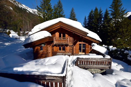 The exterior of Chalet L'Outa in winter