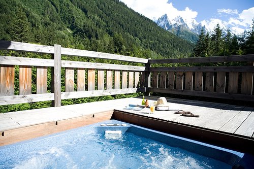 The outdoor hot-but with mountain views