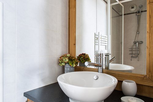 Twin bedroom's ensuite shower room